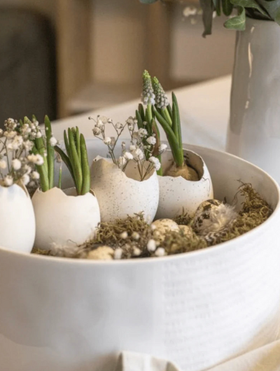 Räder Poetry Bowl – elegant porcelain bowl with embossed words. A timeless design for serving or display, blending artistry with everyday function.