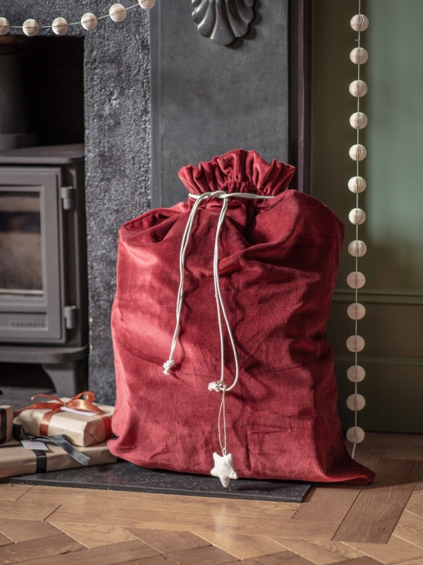 Luxurious cotton velvet Christmas sack in a rich festive berry colour. The Hyde Christmas Sack offers plenty of space for larger gifts that won’t fit in a stocking. Designed to hang at the end of a bed, ready to be filled with presents for Christmas morning.