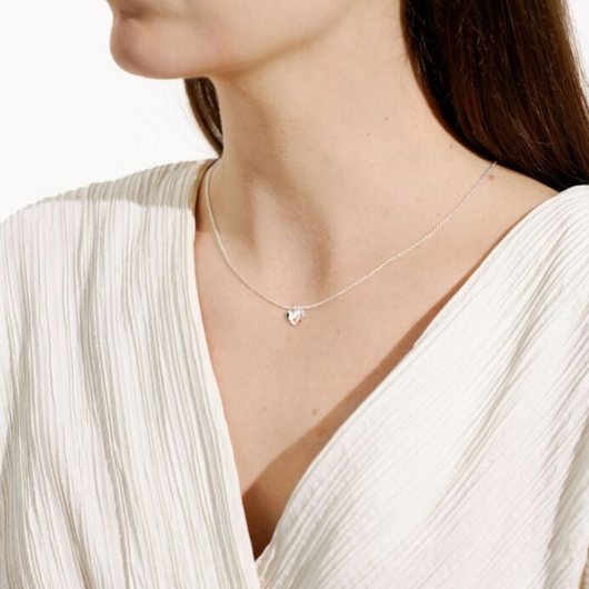 Joma Jewellery A Little Mummy To Be silver-plated necklace with heart charm on stylised sentiment card.