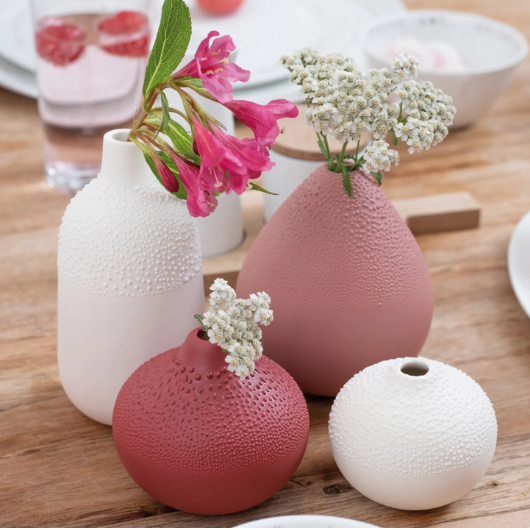 Räder mini powder pink beaded porcelain bud vase, 10×8 cm, hand-applied beaded texture and glazed interior.