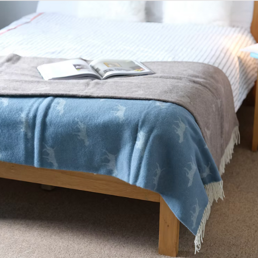 Animal Jacquard Pheasant wool blanket Throw in beige and cream with tassels, 130x180cm.