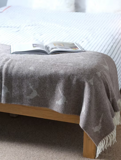 Animal Jacquard Pheasant wool blanket Throw in beige and cream with tassels, 130x180cm.