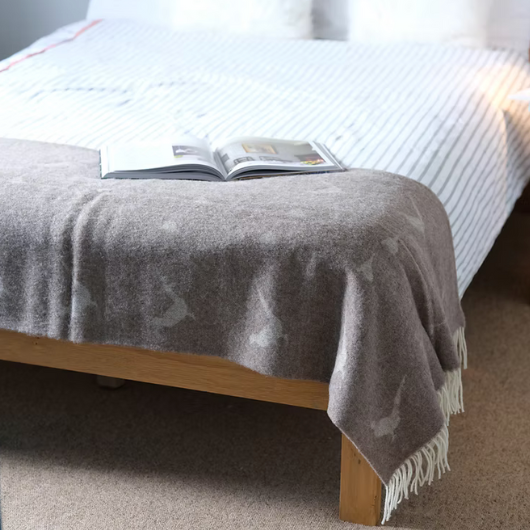 Animal Jacquard Pheasant wool blanket Throw in beige and cream with tassels, 130x180cm.