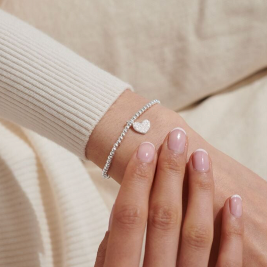 Celebrate their 18th with Joma’s Enchanting Eighteen Bracelet. A silver-plated heart charm bracelet on a sentiment card, perfect for meaningful birthday gifting.