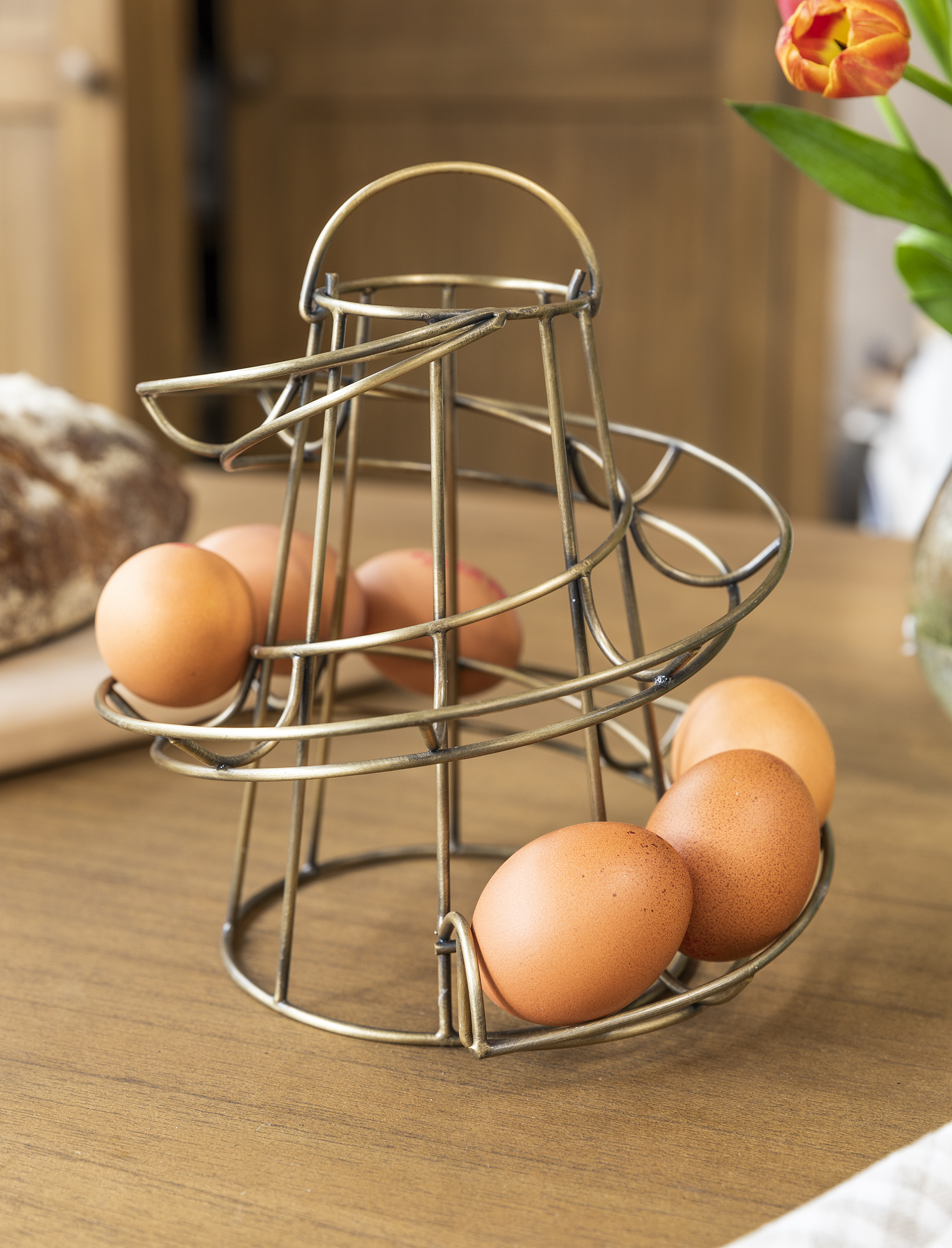 Garden Trading Brompton wirework egg holder with antique brass finish and carry handle holding up to 16 eggs.