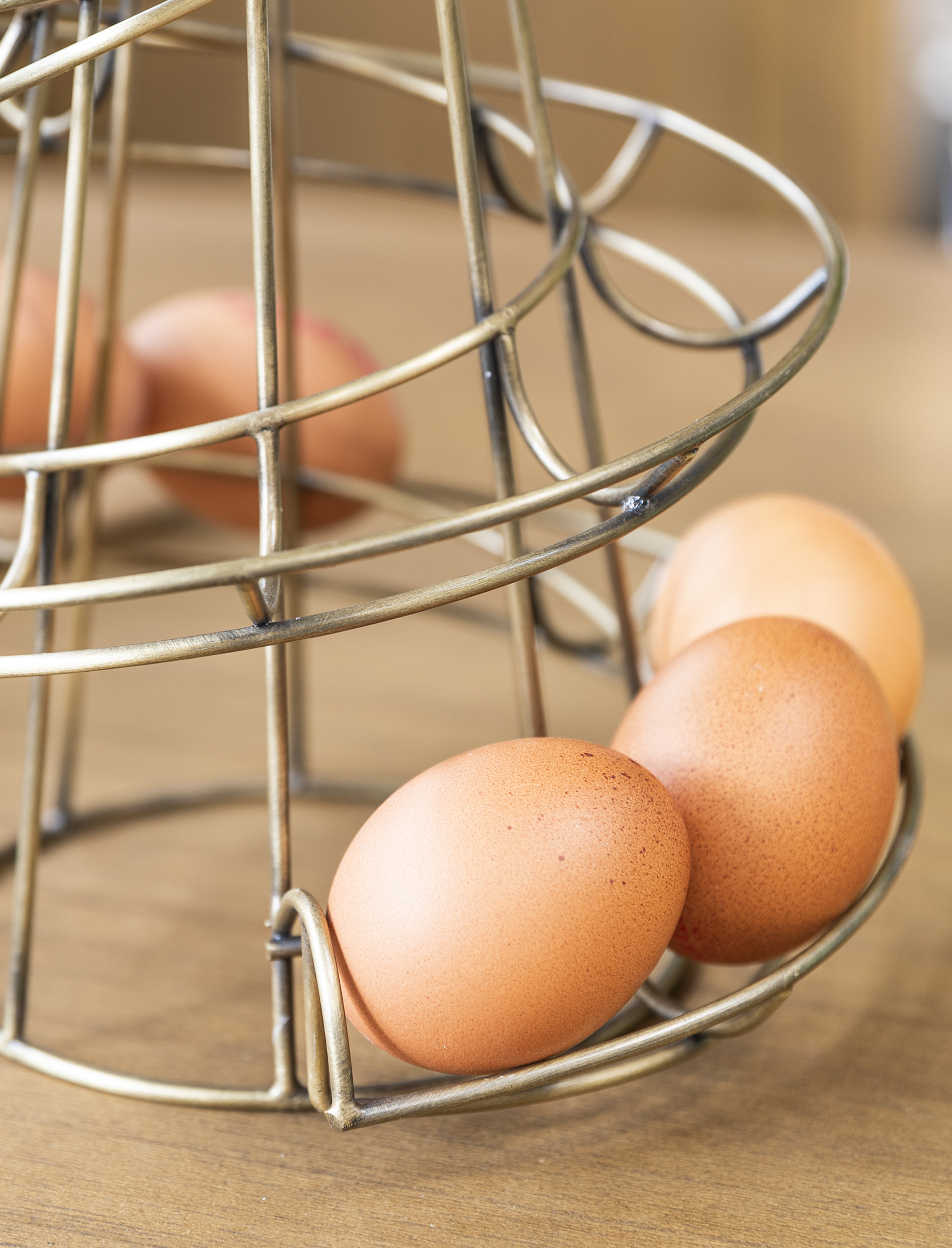 Garden Trading Brompton wirework egg holder with antique brass finish and carry handle holding up to 16 eggs.